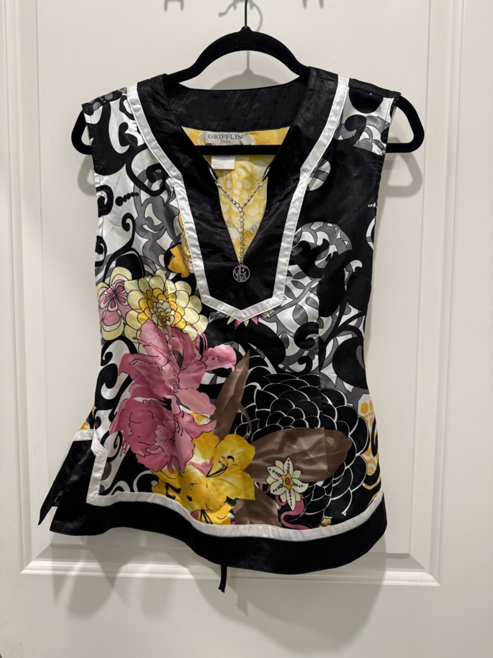 Griffin Paris floral sleeveless top with a V-neckline Size L